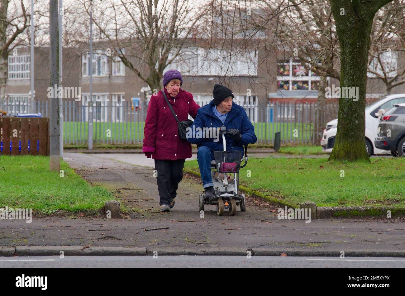Ältere ältere ältere Menschen gefährdet Person im Rollstuhl für die Mobilität Stockfoto