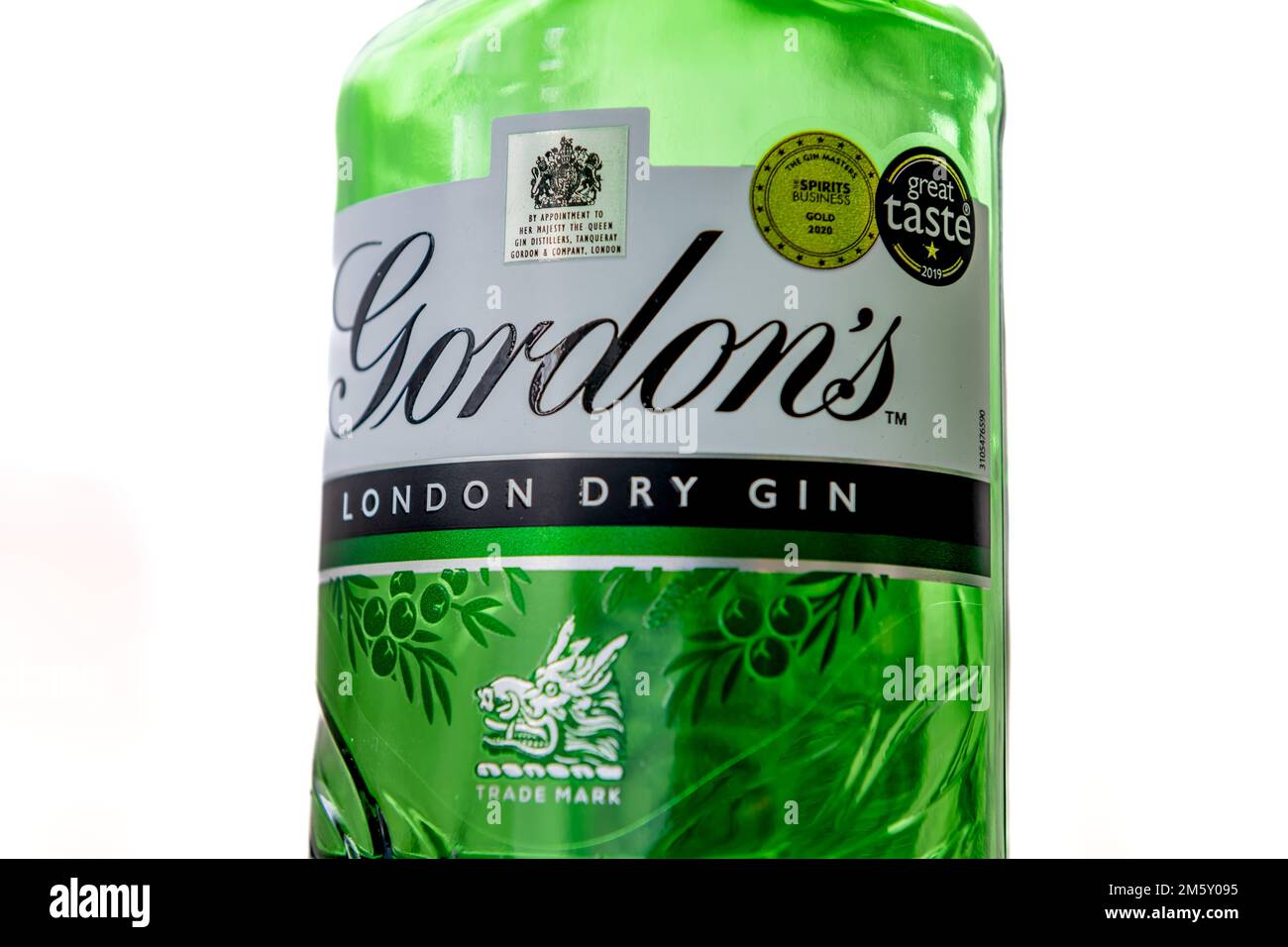 Nach London. GROSSBRITANNIEN - 12.31.2022. Nahaufnahme einer Flasche von Gordons London Dry Gin isoliert in Weiß. Stockfoto