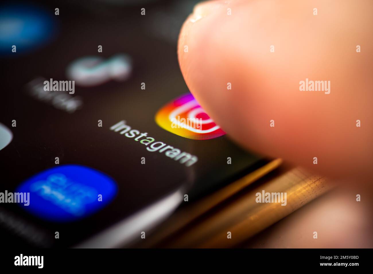 Nach London. GROSSBRITANNIEN - 12.31.2022. Eine Person, die auf einem Mobiltelefon auf das Symbol für die Messaging-Anwendung für soziale Medien Instagram drückt. Stockfoto