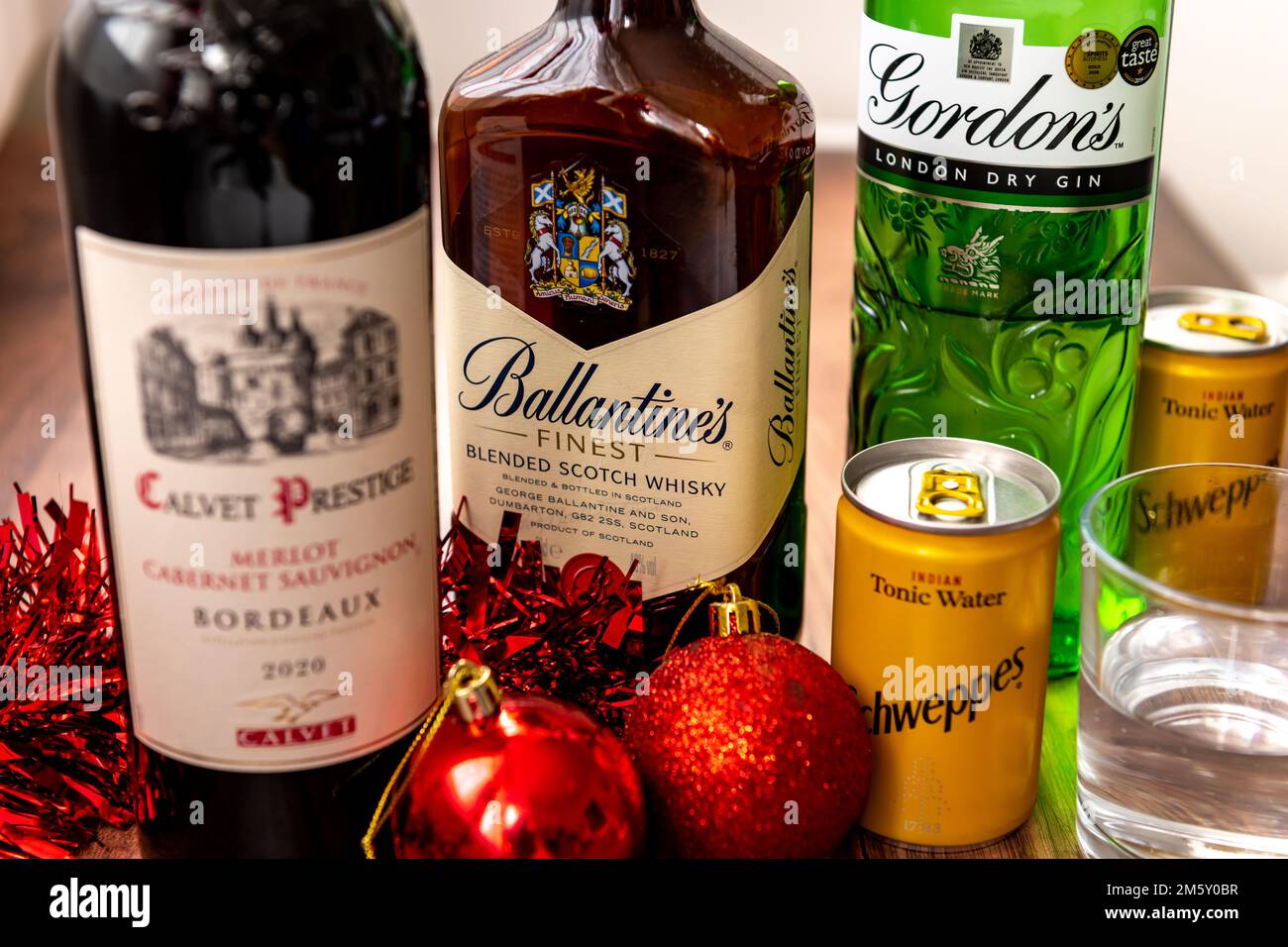 Nach London. GROSSBRITANNIEN - 12.31.2022. Bordeaux Rotwein, Ballantine's Scotch Whisky, Gordon's Gin und Schweppes Tonic Water. Alkoholische Getränke für Feiertage Stockfoto