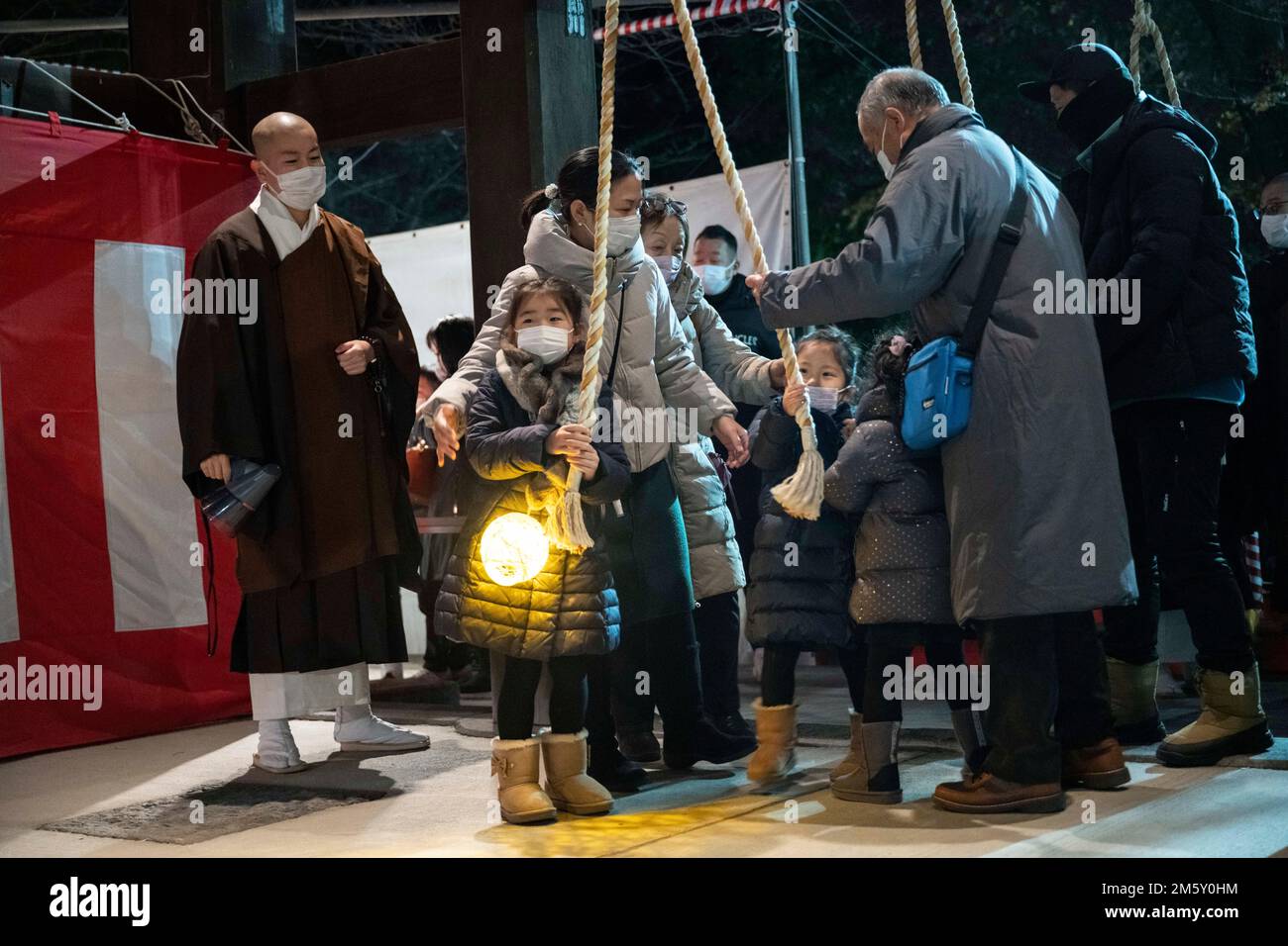 Tokio, Japan. 1. Januar 2023. Neujahrsfeierlichkeiten feiern 2023 das neue Jahr im Zojo-ji-Tempel, einem großen buddhistischen Tempel, der 1393 in Minato City in Tokio, Japan, gegründet wurde.Japan hat nach über zwei Jahren Reiseverboten aufgrund der COVID-19-Pandemie vor kurzem wieder den Tourismus eröffnet. Der Yen hat gegenüber dem US-Dollar stark abgeschrieben, was zu wirtschaftlichen Turbulenzen für den internationalen Handel und die japanische Wirtschaft geführt hat. Kredit: ZUMA Press, Inc./Alamy Live News Stockfoto