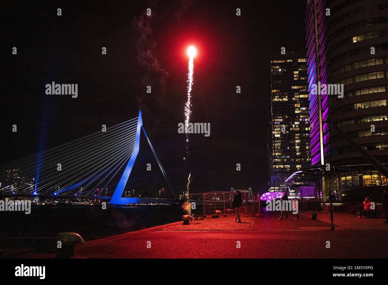 ROTTERDAM: An Silvester starten Feuerwerkskünstler auf der Erasmus-Brücke.  Trotz eines Feuerwerkverbots wird in der Stadt ein Feuerwerk gestartet. ANP  TOBIAS KLEUVER niederlande raus - belgien raus Stockfotografie - Alamy