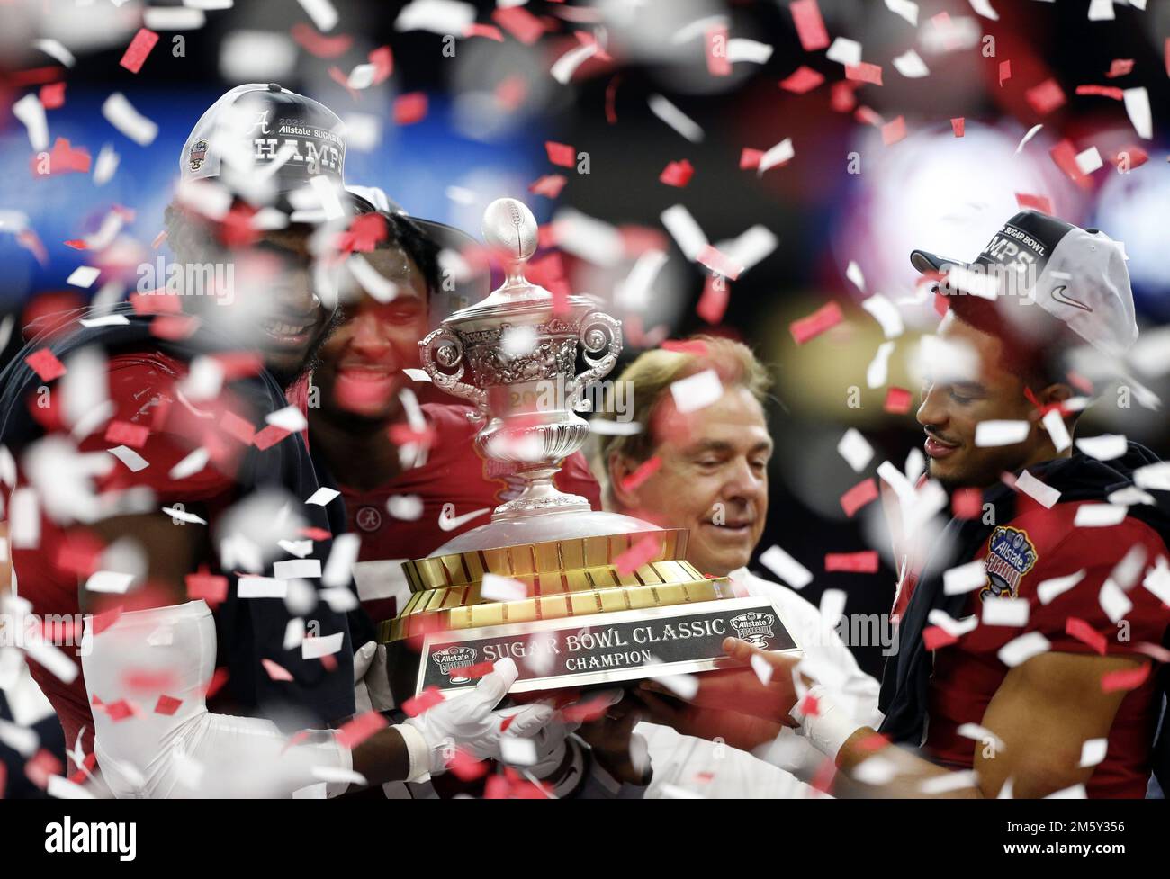 New Orleans, Usa. 01. Januar 2023. Alabama Crimson Tide Linebacker will Anderson Jr. (L bis R) Defensive Back Jordan Battle, Cheftrainer Nick Saban und Tide Quarterback Bryce Young (9) halten die Trophäe „Sugar Bowl“, nachdem sie die Kansas State Wildcats am Samstag, den 31. Dezember 2022 im Caesars Superdome in New Orleans besiegt haben. Foto: AJ Sisco/UPI Credit: UPI/Alamy Live News Stockfoto