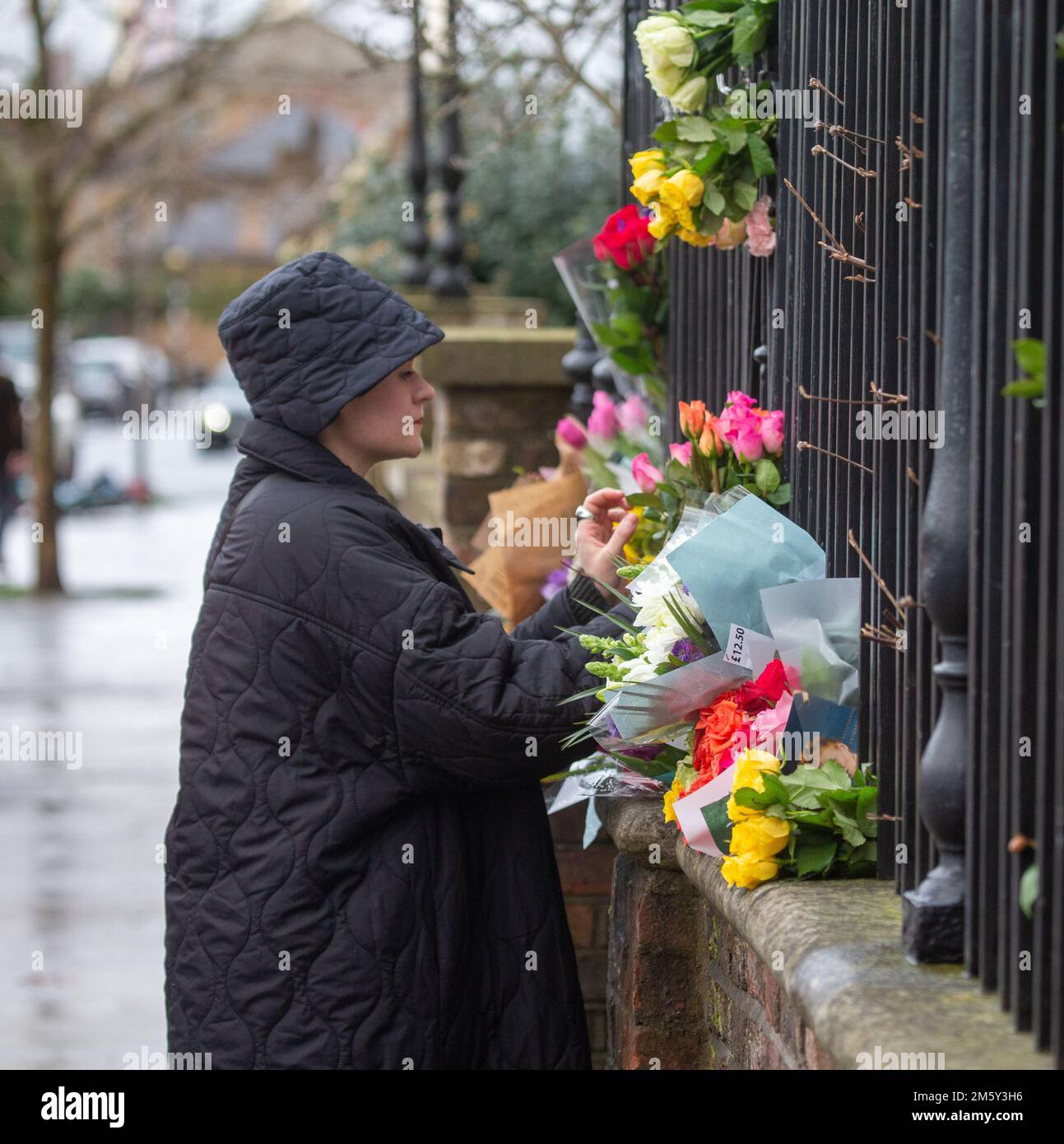 London, England, Großbritannien. 30. Dezember 2022. Vor dem Haus der britischen ModeIkone Vivienne Westwood, die gestern um 81 Uhr verstarb, sind Blumen zu sehen. (Bild: © Tayfun Salci/ZUMA Press Wire) Stockfoto