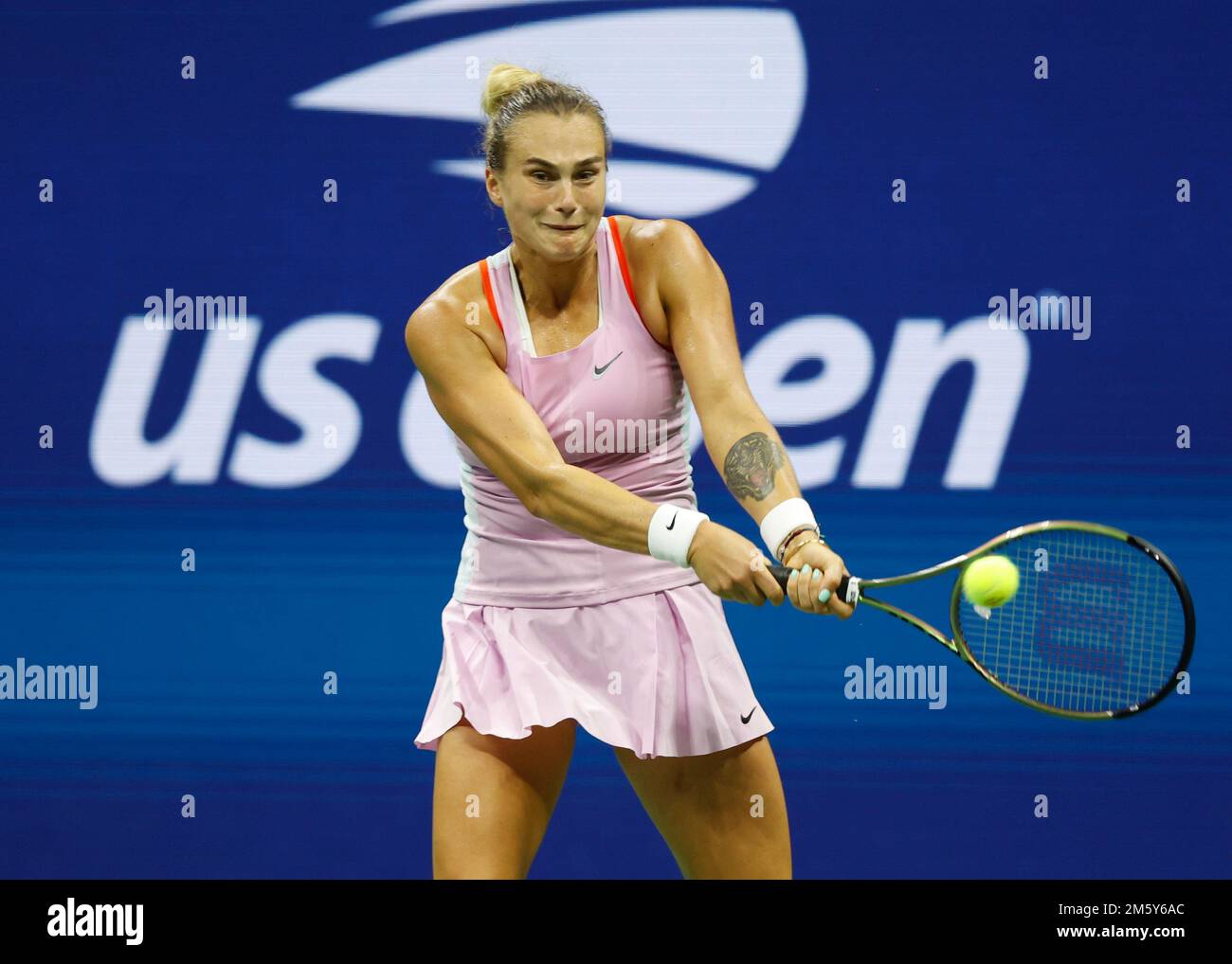 Tennisspielerin Aryna Sabalenka in Aktion beim US Open Tennisturnier 2022, New York, New York State, USA. Stockfoto
