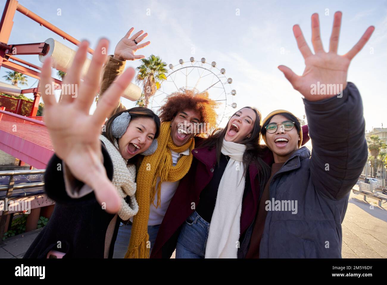Vier fröhliche junge Freunde, die Selfie-Porträts in Winterkleidung machen. Glückliche Leute, die in die Kamera schauen Stockfoto