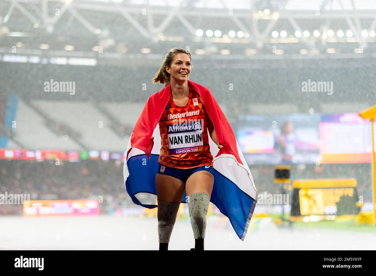 Blade Babe, Marlou van Rhijn, feiert den Sieg von T44 200m bei den Para Athletics World Championships 2017 im London Stadium, Großbritannien. Holländische Flagge. Stockfoto