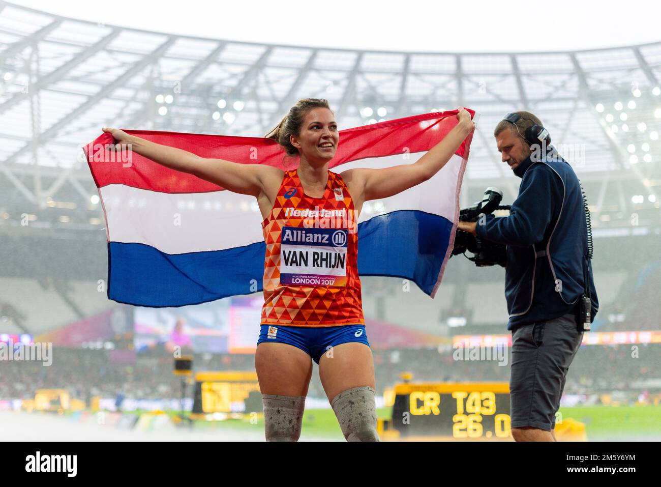 Marlou van Rhijn feiert den Gewinn von T44 T43 200m Gold bei den Para Athletics World Championships 2017 im London Stadium. Holländische Flagge. Medienkamera Stockfoto