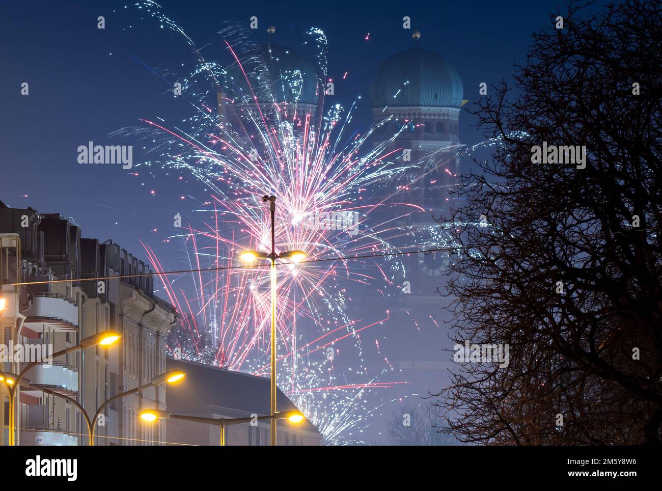 München, Deutschland. 01. Januar 2023. Feuerwerksraketen explodieren an Silvester um die Türme der Frauenkirche. Kredit: Sven Hoppe/dpa/Alamy Live News Stockfoto