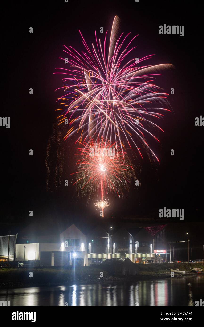 Bantry, West Cork, Irland. 31. Dezember 2022. Silvester fand in Bantry ein riesiges Feuerwerk statt, um 2023 willkommen zu heißen. Kredit: AG News/Alamy Live News Stockfoto