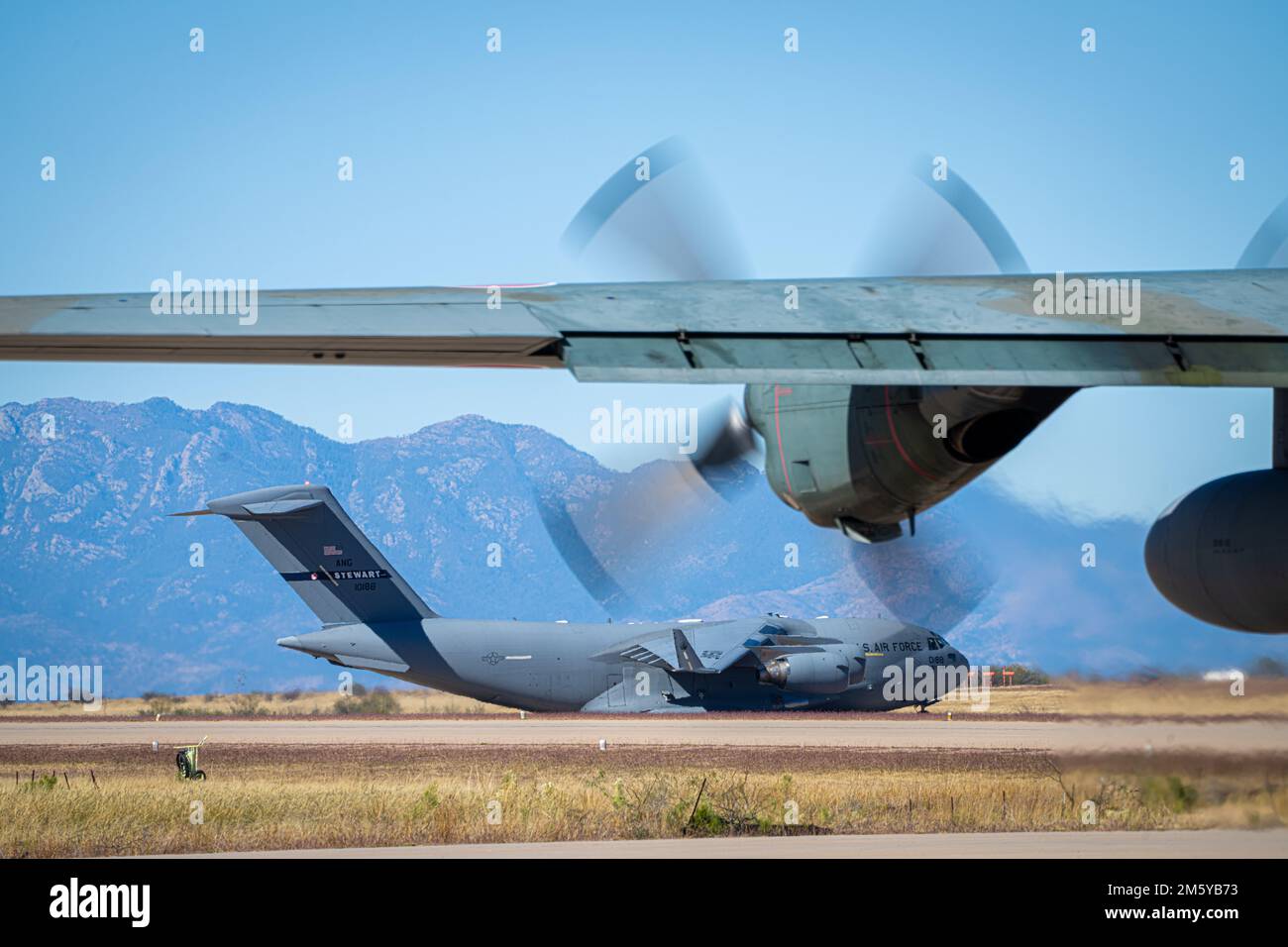 EIN US-AMERIKANISCHER Air Force C-17 Globemaster-Flugzeuge, die dem 137. Airlift-Geschwader zugewiesen sind, New York Air National Guard, Taxis zur Landebahn in Fort Huachuca, Arizona, 8. November 2022. Die Flugbesatzung der 137. AS nahm am Advanced Tactics Aircrew-Kurs im Advanced Airlift Tactics Training Center Teil, mit verschiedenen Flugzeugbesatzungen aus der ganzen Welt.seit 1983 bietet das Advanced Airlift Tactics Training Center fortgeschrittene taktische Schulungen für Flugzeugbesatzungen der Air National Guard, Luftwaffenreservekommando, Luftwaffenkommando, USA Marinekorps und 17 alliierte Nationen. (USA Stockfoto