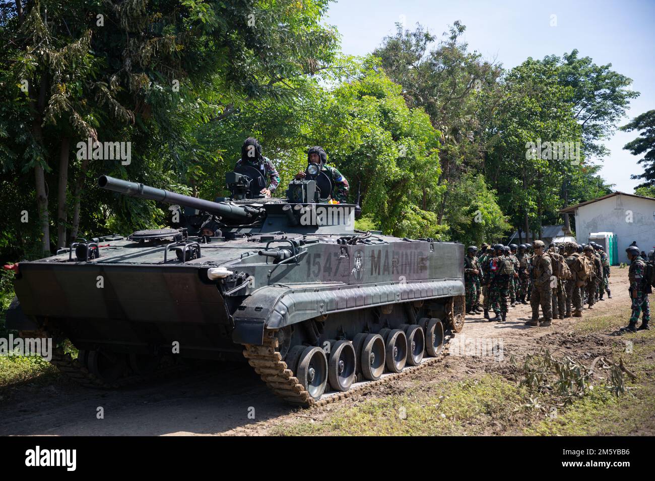 INDONESIEN (20. Dezember 2022) – ein indonesischer Korps-Marinir-Panzer leitet einen simulierten Angriff mit den USA Marines von Battalion Landing Team 2/4, 13. Marine Expeditionary Unit, während der Kooperation über Wasser Bereitschaft und Ausbildung/Marine Übung Indonesien 2022, Dez. 20. CARAT/MAREX Indonesia ist eine bilaterale Maßnahme zwischen Indonesien und den Vereinigten Staaten, die darauf abzielt, die regionale Sicherheitszusammenarbeit zu fördern, maritime Partnerschaften aufrechtzuerhalten und zu stärken und die maritime Interoperabilität zu verbessern. In ihrem 28. Jahr besteht die CARAT-Serie aus multinationalen Übungen, die die Navi der USA und Partner verbessern sollen Stockfoto