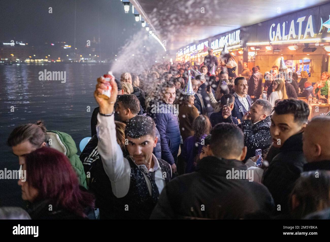 Istanbul, Türkei. 1. Januar 2023: Die Menschen auf der Galata-Brücke begrüßen das neue Jahr mit Begeisterung am 1. Januar 2023 in Istanbul, Turkiye. Bürger und Touristen, die das neue Jahr an wichtigen Punkten der Stadt begrüßen wollten, versammelten sich auf den Plätzen und Straßen. (Kreditbild: © Tolga Ildun/ZUMA Press Wire) Kredit: ZUMA Press, Inc./Alamy Live News Stockfoto