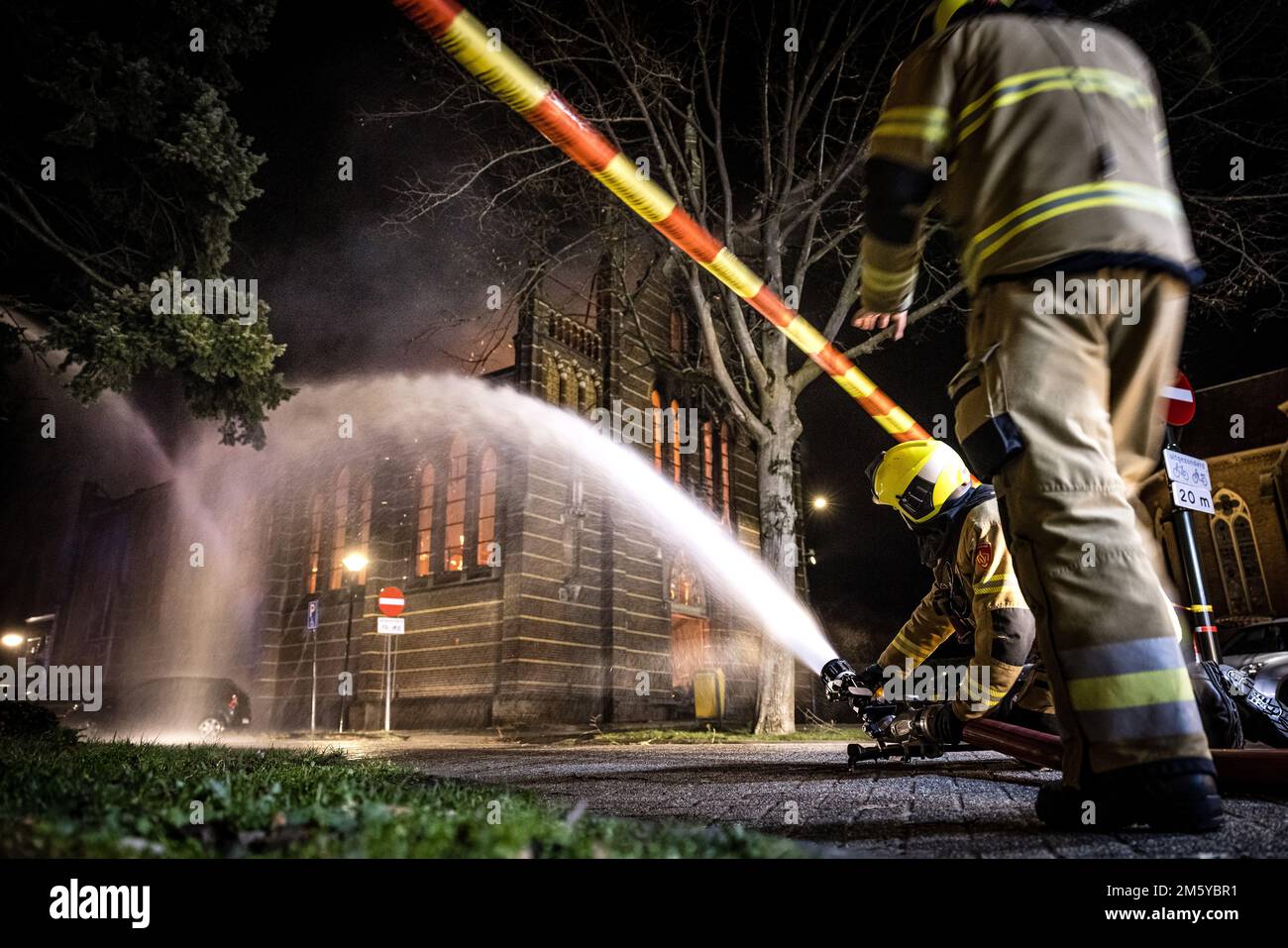 Veghel, Niederlande. 1. Januar 2023 VEGHEL - Feuerwehr bei einem Großbrand in der Kirche Sint-Lambertus. Die Brandursache ist noch nicht bekannt. ANP ROB ENGELAAR netherlands Out - belgium Out Credit: ANP/Alamy Live News Stockfoto