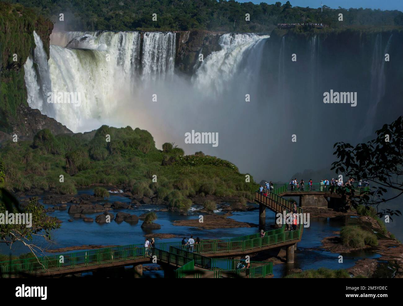 Ein Blick auf die Iguazu-Fälle von der brasilianischen Seite mit der Aussichtsplattform mit Blick auf Devil's Throat. Stockfoto