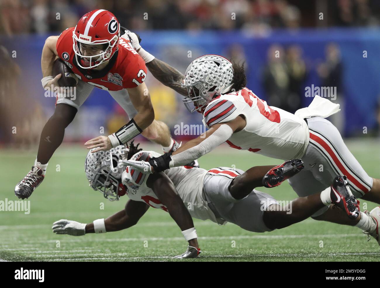 Atlanta, Usa. 31. Dezember 2022. Georgia Bulldogs Quarterback Stetson Bennett stürzt sich während des ersten Quartals beim CFP Semifinal Chick-fil-A Peach Bowl im Mercedes-Benz Stadium in Atlanta, Georgia, am Samstag, den 31. Dezember 2022 in Richtung Seitenlinien, die von der Ohio State Defense vertrieben wurden. Foto: Aaron Josefczyk/UPI Credit: UPI/Alamy Live News Stockfoto