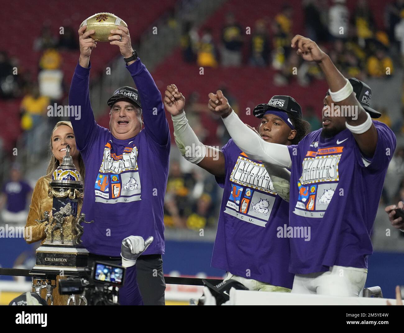 Glendale, Usa. 31. Dezember 2022. Cheftrainer Sonny Dykes (L) hebt die Trophäe, während er mit den Co-Captains Dee Winters (C) und Quentin Johnston feiert, nachdem die Texas Christian University (TCU) Michigan 51-45 beim CFP Semifinal VRBO Fiesta Bowl im State Farm Stadium in Glendale, Arizona, am Samstag, den 31. Dezember 2022 besiegte. Foto von Bob Strong/UPI Credit: UPI/Alamy Live News Stockfoto