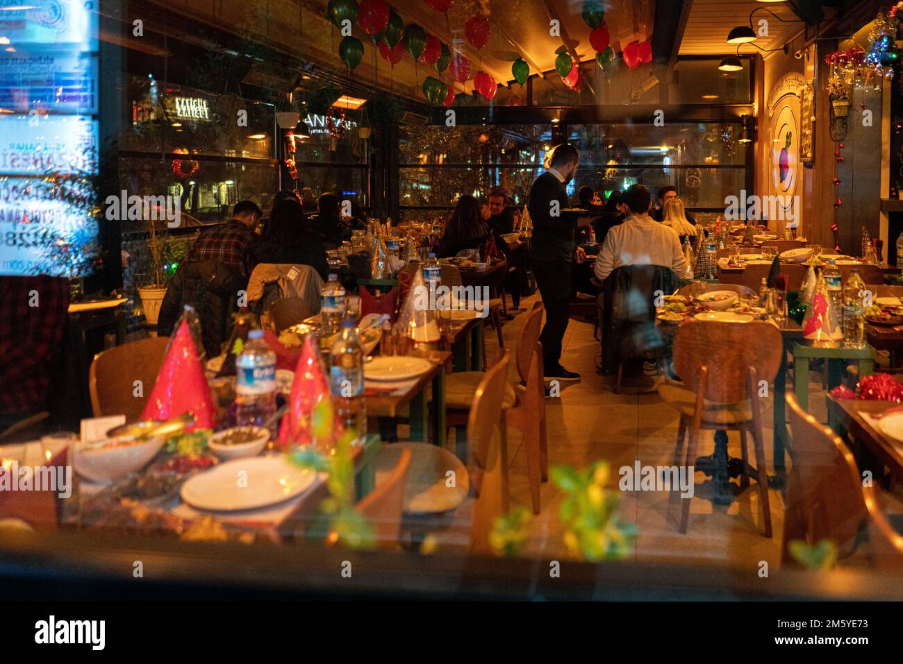 Ankara, Türkei. 01. Januar 2023. Ein Restaurant mit Silvesterdekoration auf dem K?z?Lay Square. Die Welt begrüßt das Jahr 2023 und die Menschen in Ankara, der Hauptstadt der Türkei, begrüßten das neue Jahr mit Begeisterung. Auf dem K?z?Lay Square, einem von Ankaras berühmten Plätzen, trafen sich die Menschen zum Neujahr. (Foto: Tunahan Turhan/SOPA Images/Sipa USA) Guthaben: SIPA USA/Alamy Live News Stockfoto