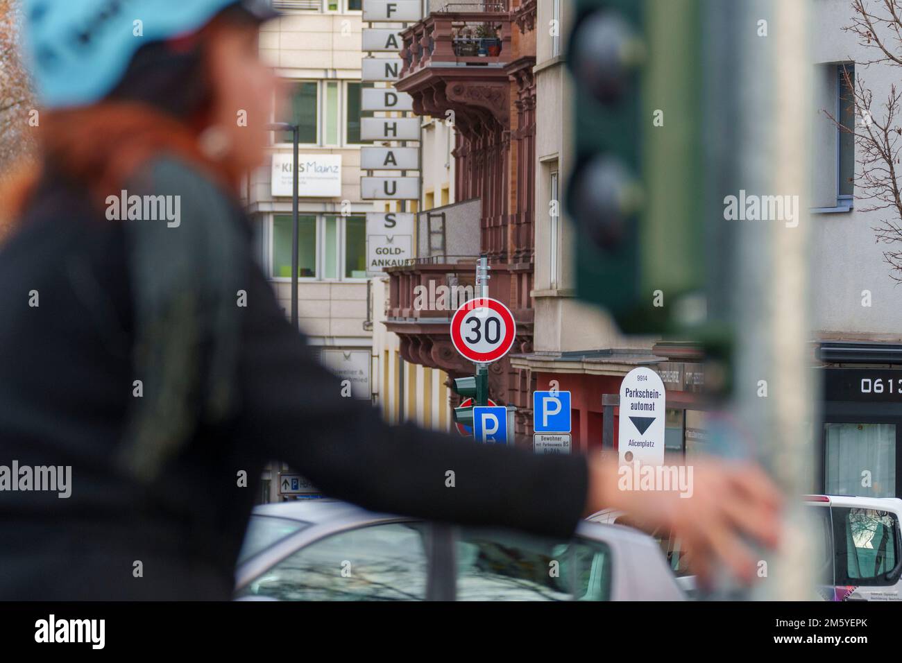 Mainz, Deutschland. 30. Dezember 2022. Auf der Parcusstraße befindet sich ein Schild mit einer Höchstgeschwindigkeit von 30 km/h. Mainz verfügt seit Mitte 2020 über eine große 30-km/h-Zone. Wenn es Umweltschützer sind, sollten Städte eine Geschwindigkeitsbegrenzung von 30 km/h haben - für mehr Sicherheit, weniger Lärm und weniger Schadstoffe. Kredit: Andreas Arnold/dpa/Alamy Live News Stockfoto