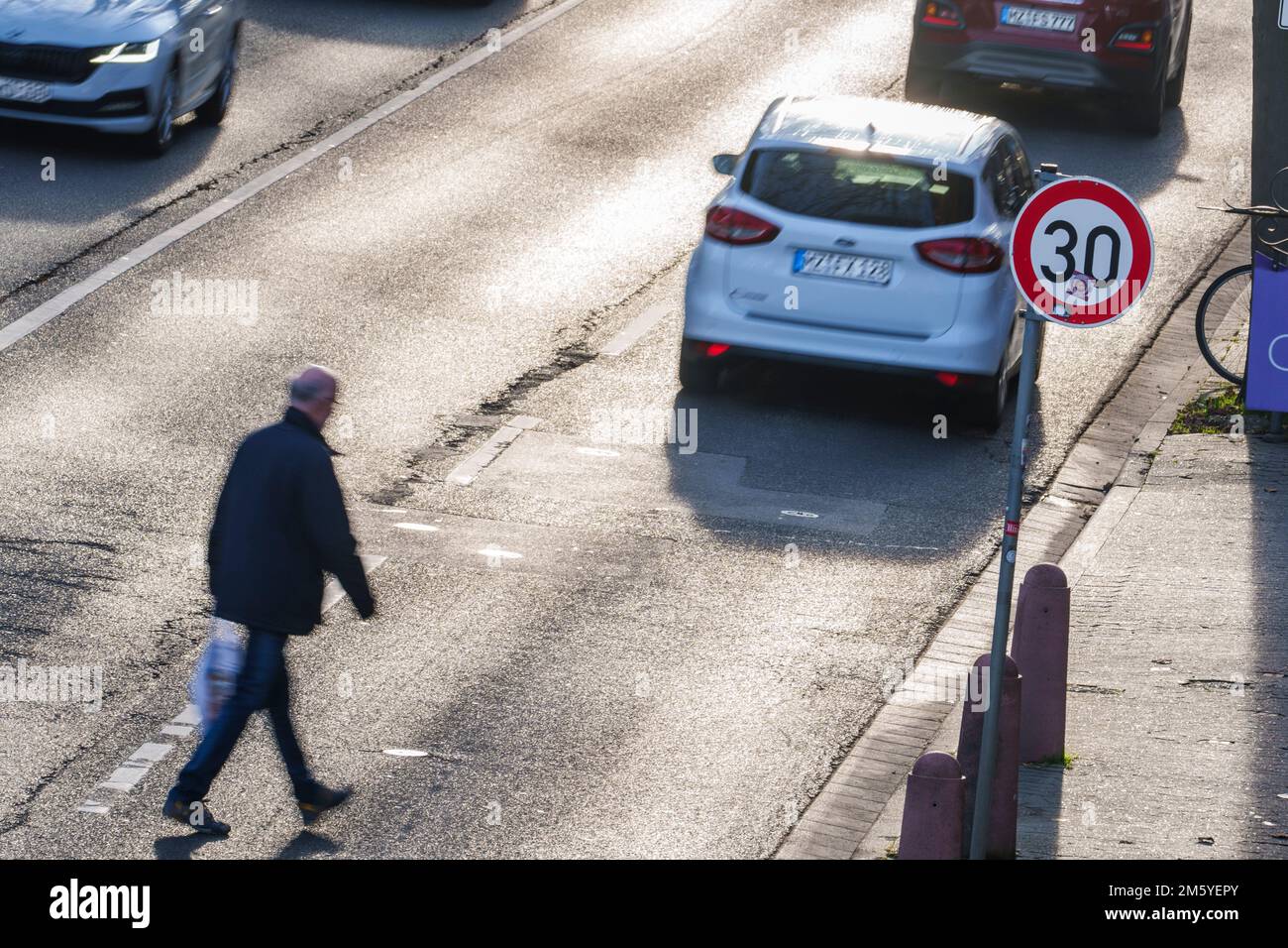 Mainz, Deutschland. 30. Dezember 2022. Ein Fußgänger geht über die Rheinstraße. Mainz verfügt bereits seit Mitte 2020 über eine großflächige 30-km/h-Zone. Wenn es Umweltschützer sind, sollten Städte eine Geschwindigkeitsbegrenzung von 30 km/h haben - für mehr Sicherheit, weniger Lärm und weniger Schadstoffe. Kredit: Andreas Arnold/dpa/Alamy Live News Stockfoto