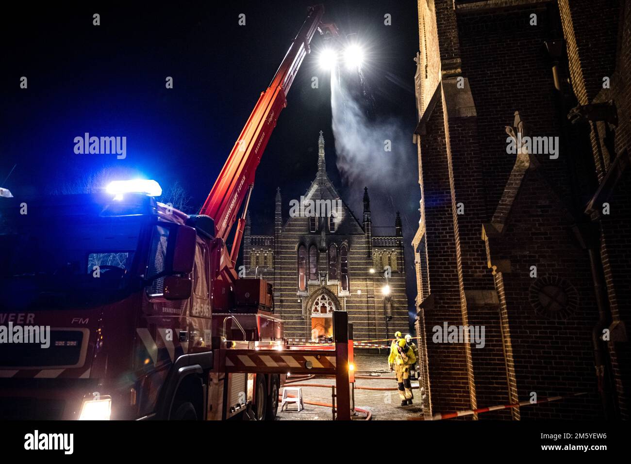 Veghel, Niederlande. 1. Januar 2023 VEGHEL - Feuerwehr bei einem Großbrand in der Kirche Sint-Lambertus. Die Brandursache ist noch nicht bekannt. ANP ROB ENGELAAR netherlands Out - belgium Out Credit: ANP/Alamy Live News Stockfoto