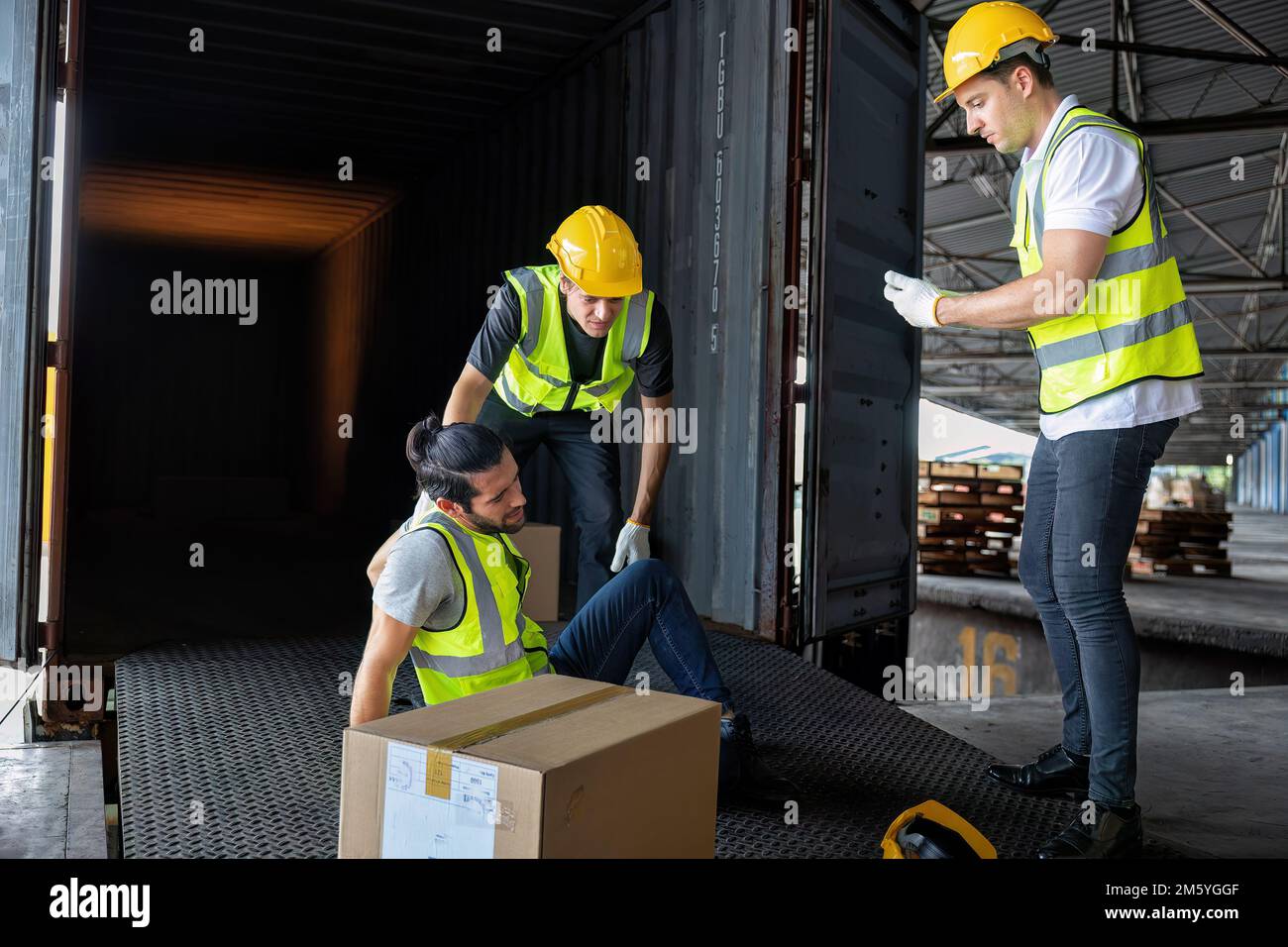 Arbeiter-Transportkarton aus 40 Fuß Stahlbehälter hat Unfall Fallbox zu Bodenverletzung Stockfoto