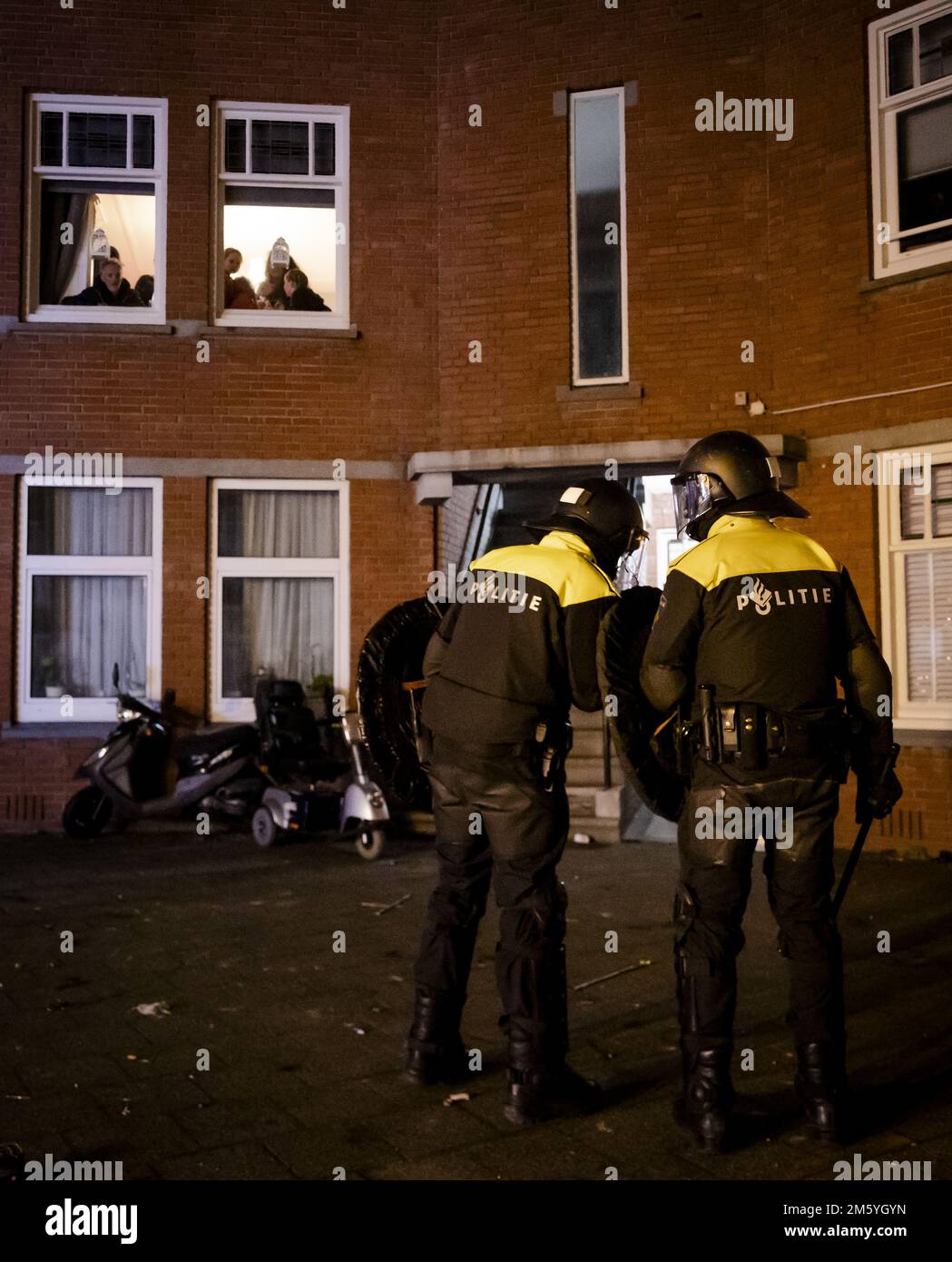 DEN HAAG - Mitglieder der Mobilen Einheit in Aktion an Silvester in der Hofstad. ANP SEM VAN DER WAL niederlande raus - belgien raus Stockfoto