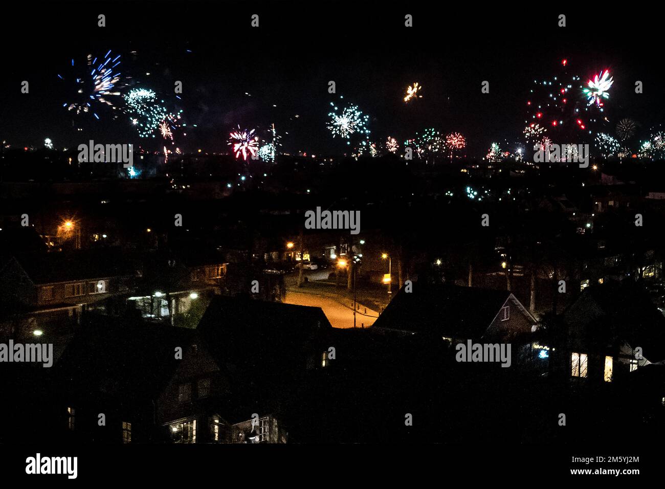 GELDROP - Feuerwerk über der Skyline von Eindhoven. Während Silvester wurde eine Rekordmenge an Feuerwerkskörpern verkauft und in die Luft gejagt. ANP / Hollandse Hoogte / Rob Engelaar niederlande raus - belgien raus Stockfoto