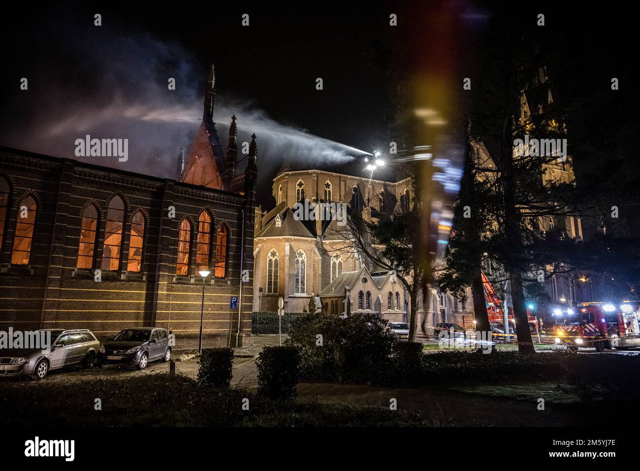 Veghel, Niederlande. 1. Januar 2023 VEGHEL - Feuerwehr bei einem Großbrand in der Kirche Sint-Lambertus. Die Brandursache ist noch nicht bekannt. ANP ROB ENGELAAR netherlands Out - belgium Out Credit: ANP/Alamy Live News Stockfoto