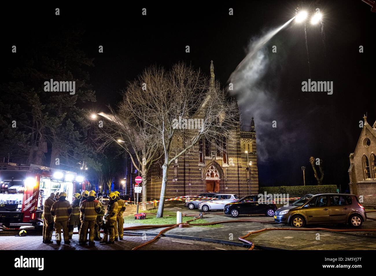 Veghel, Niederlande. 1. Januar 2023 VEGHEL - Feuerwehr bei einem Großbrand in der Kirche Sint-Lambertus. Die Brandursache ist noch nicht bekannt. ANP ROB ENGELAAR netherlands Out - belgium Out Credit: ANP/Alamy Live News Stockfoto