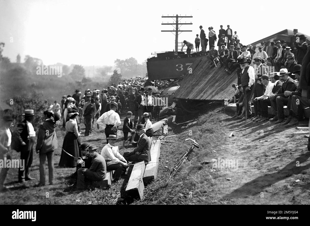 Eine große Menschenmenge von Delaware & Hudson Railroad Wrack im Bundesstaat New York, ca. 1895. Stockfoto