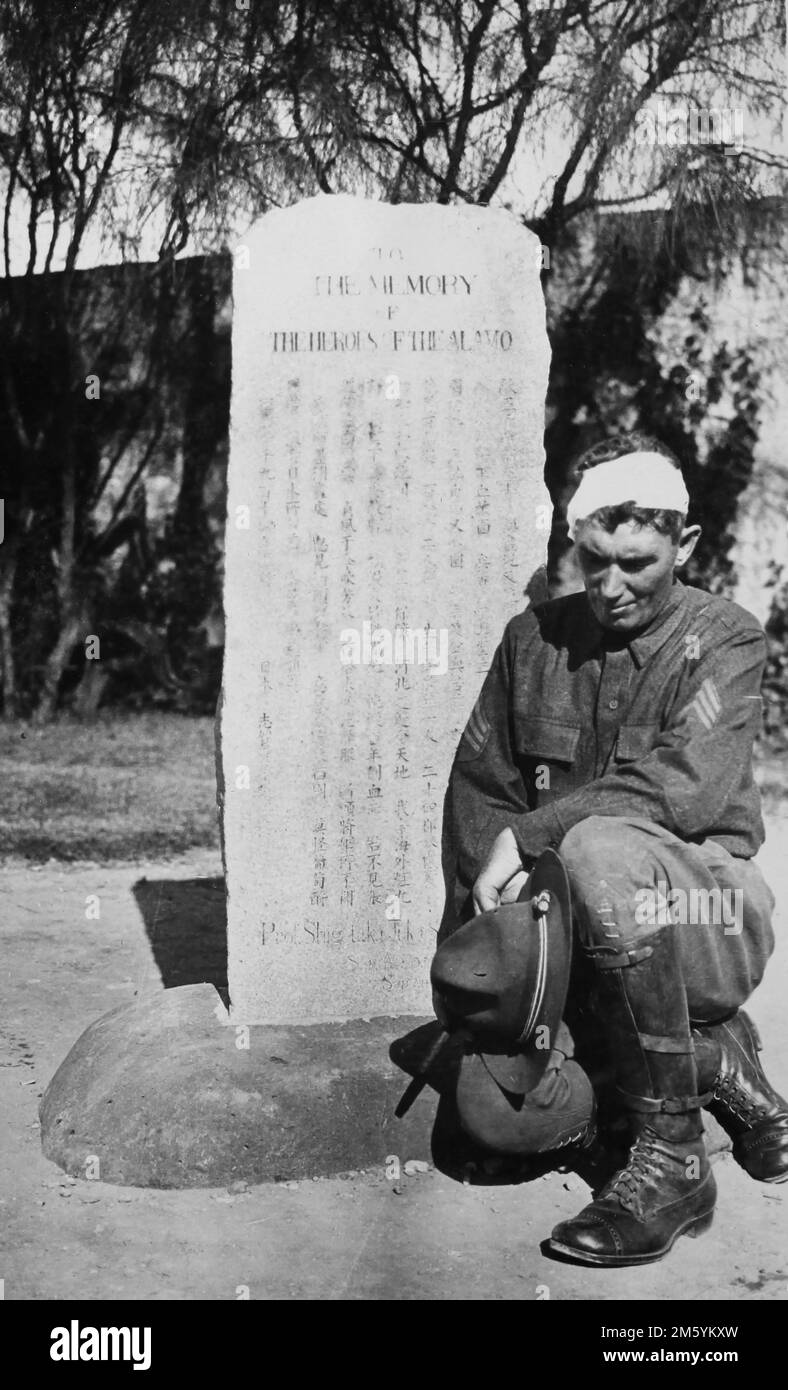 Der amerikanische Soldat aus dem 1. Weltkrieg im Trainingslager in Texas c. 1917 hält am japanischen Denkmal für die Helden des Alamo. Stockfoto