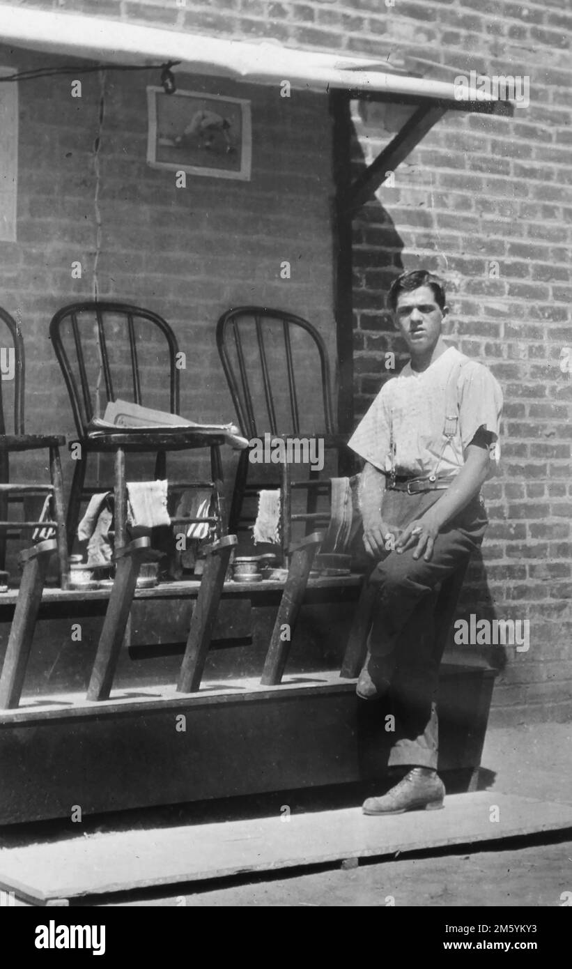 Ein Schuhputzer an seinem Außenstand in einer amerikanischen Stadt, Ca. 1940. Stockfoto Ein Schuhputzer an seinem Außenstand in einer amerikanischen Stadt, Ca. 1940. Stockfoto