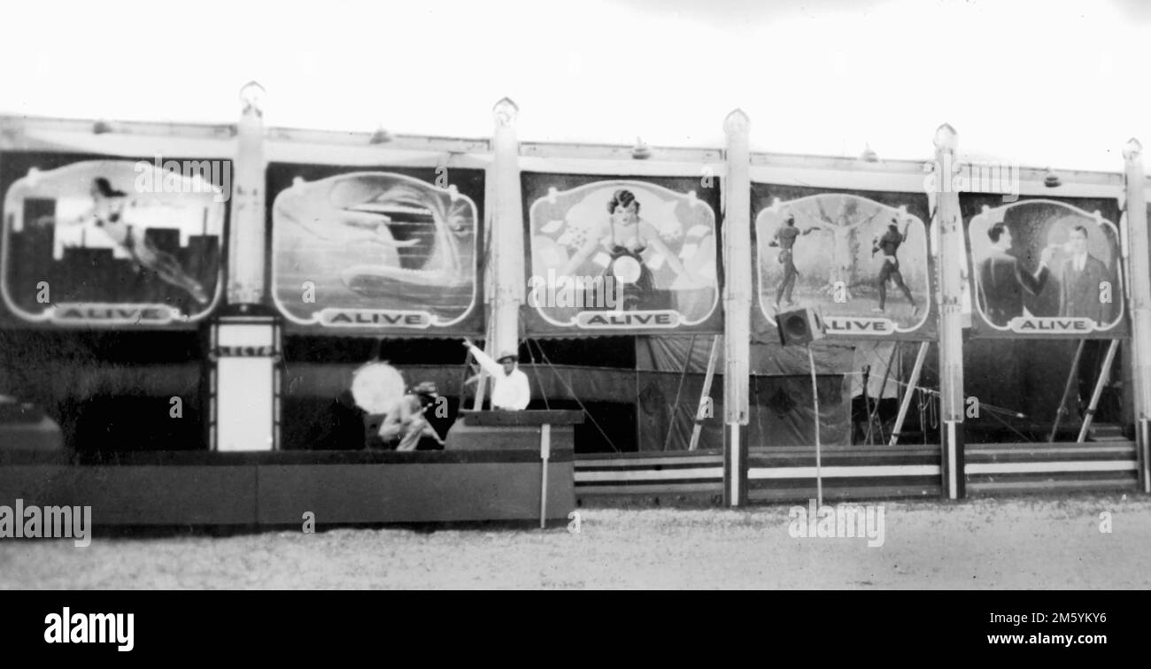 Side-Show-Zelte entlang eines Zirkus in der Mitte des amerikanischen Mittleren Westens, ca. 1935. Stockfoto