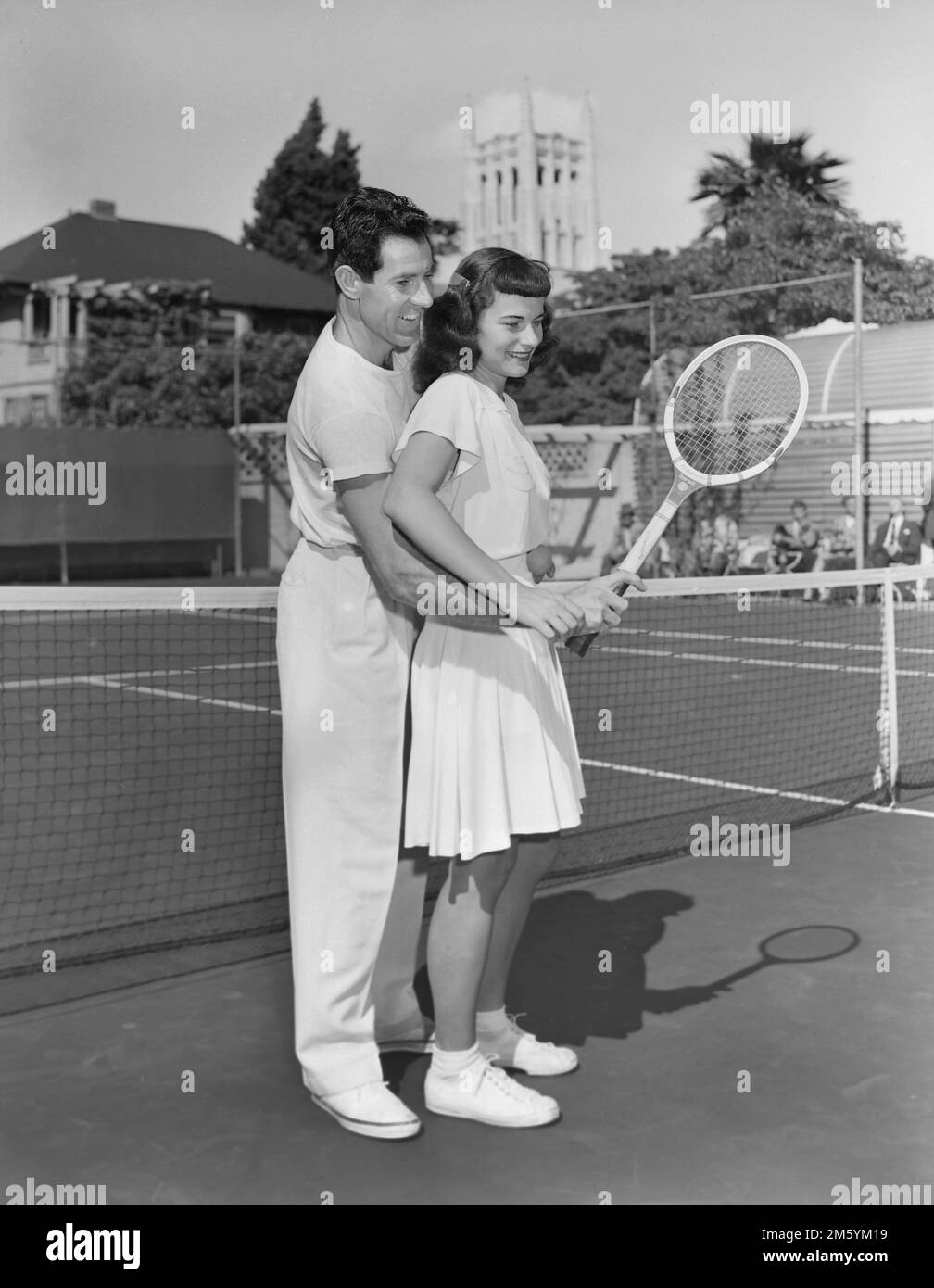 Eine persönliche Tennisstunde aus nächster Nähe in Südkalifornien, ca. 1948. Stockfoto