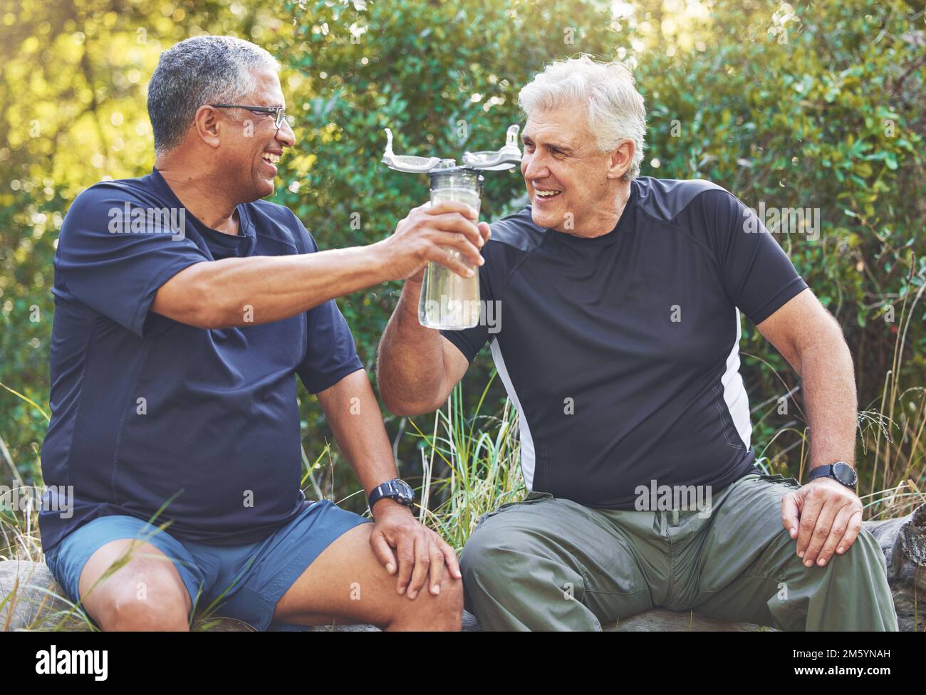 Übung, Senioren und Wasserflasche für Fitness, Wellness und Gesundheit. Ältere Athleten, Läufer und Hydratation für Ruhe, Gespräche und Workout Stockfoto