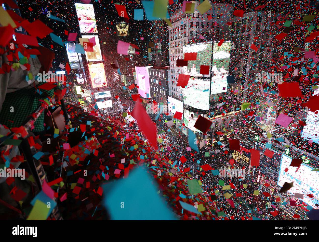 New York, Usa. 31. Dezember 2022. Konfetti vom New York Marriott