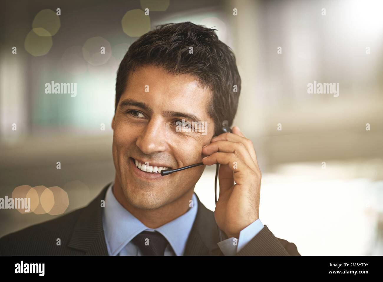 Das freut mich zu hören. Ein Geschäftsmann, der über sein Headset kommuniziert. Stockfoto