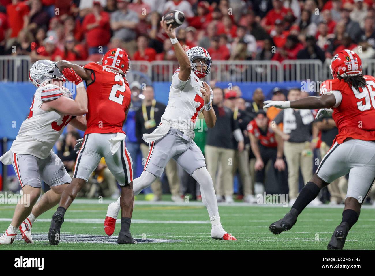 Atlanta, Georgia, USA. 31. Dezember 2022. Ohio State Buckeyes Quarterback C.J. Stroud (7) übergibt beim Chick-fil-A Peach Bowl im Mercedes Benz Stadion, Atlanta, Georgia, the3 Ball über Georgia Bulldogs Defensive Lineman Zion Logue (96). (Kreditbild: © Scott Stuart/ZUMA Press Wire) Kredit: ZUMA Press, Inc./Alamy Live News Stockfoto