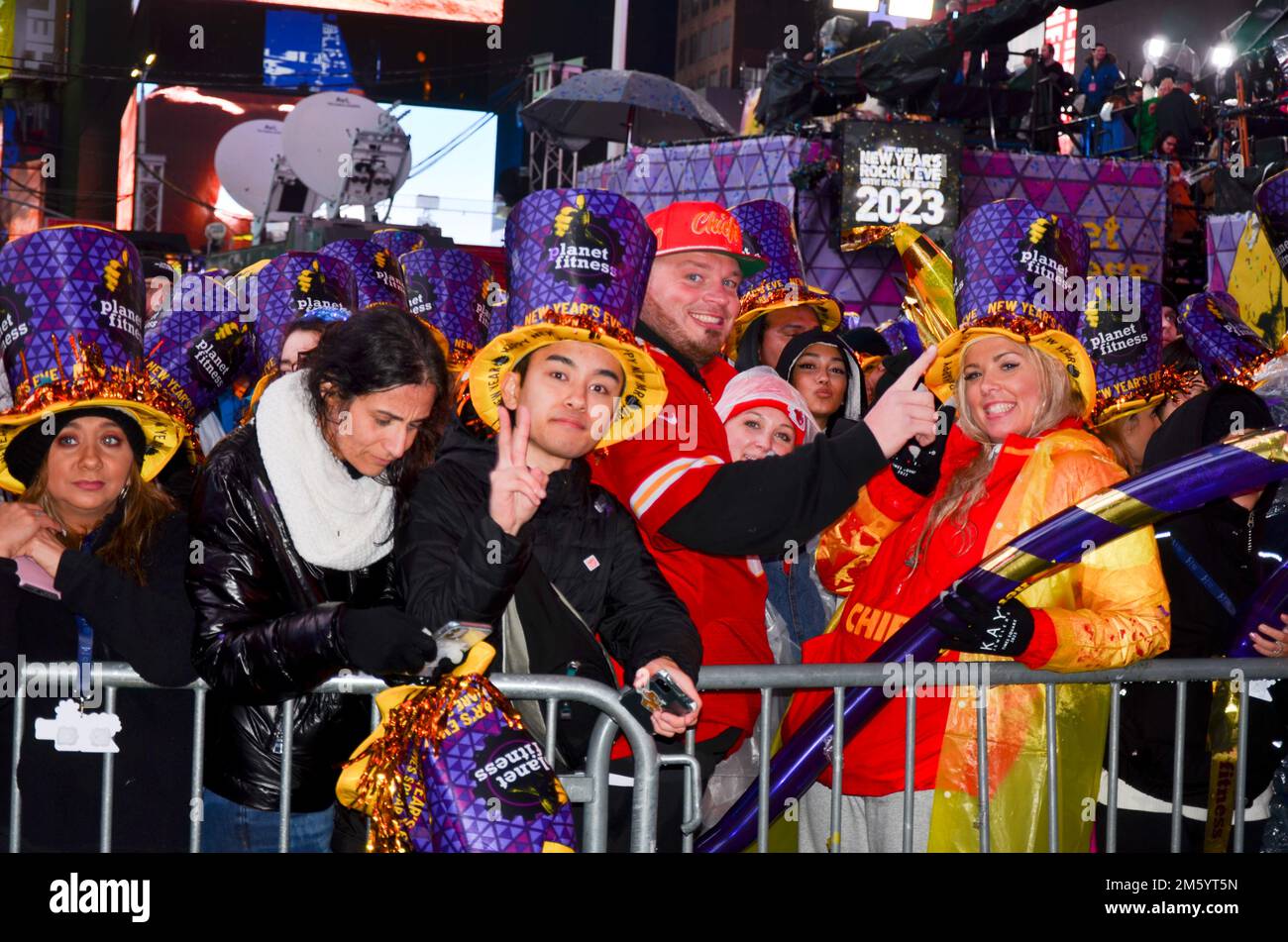 Beschreibung: New York City, Vereinigte Staaten. 31. Dezember 2022. Die langjährige Tradition des Times Square Ball Drop zu Silvester kehrte nach zwei Jahren zurückgezogener Feierlichkeiten aufgrund der Coronavirus-Pandemie wieder zu voller Kapazität zurück. Kredit: Ryan Rahman/Alamy Live News Stockfoto