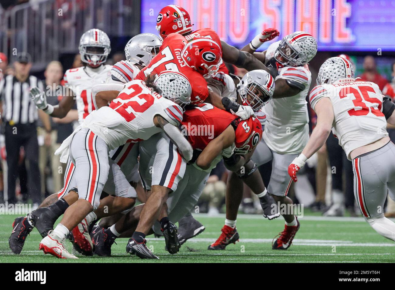 Atlanta, Georgia, USA. 31. Dezember 2022. Georgia Bulldogs Running Back Kenny McIntosh (6) wird beim Chick-fil-A Peach Bowl im Mercedes Benz Stadium in Atlanta, Georgia, vom Ohio State Buckeyes Linebacker Steele Chambers (22) angegriffen. (Kreditbild: © Scott Stuart/ZUMA Press Wire) Kredit: ZUMA Press, Inc./Alamy Live News Stockfoto