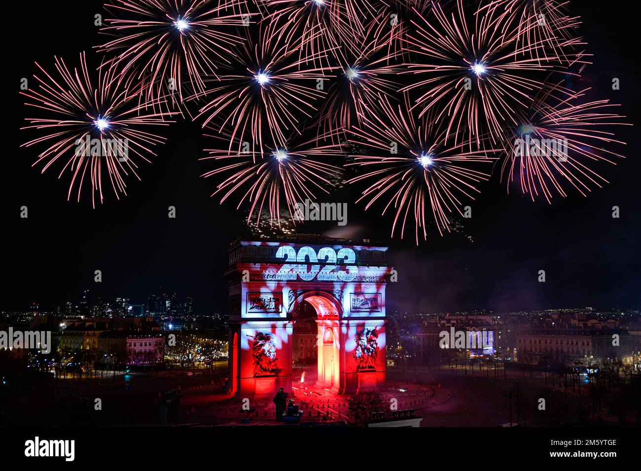 Paris, Frankreich. 31. Dezember 2022. Feuerwerk am Triumphbogen (Arc de triomphe) in Paris (Champs Elysees), Frankreich, am 31. Dezember 2022 anlässlich des neuen Jahres 2023. Kredit: Victor Joly/Alamy Live News Stockfoto