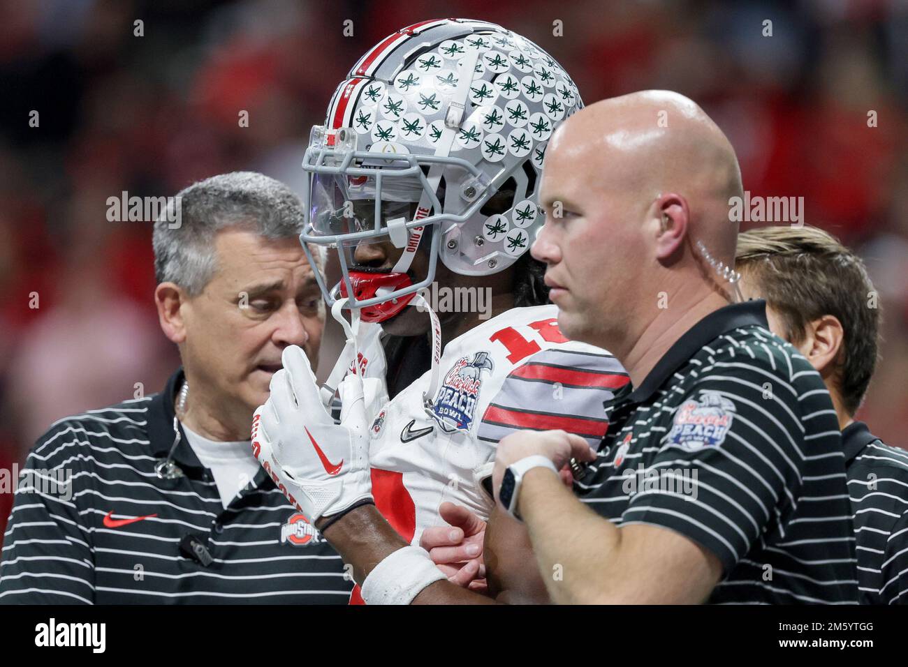 Atlanta, Georgia, USA. 31. Dezember 2022. Der Ohio State Buckeyes Wide Receiver Marvin Harrison Jr. (18) wird abseits des Spielfelds ausgeliefert, nachdem er während des Chick-fil-A Peach Bowl im Mercedes Benz Stadium, Atlanta, Georgia, bei einem Pass geschlagen wurde. (Kreditbild: © Scott Stuart/ZUMA Press Wire) Kredit: ZUMA Press, Inc./Alamy Live News Stockfoto