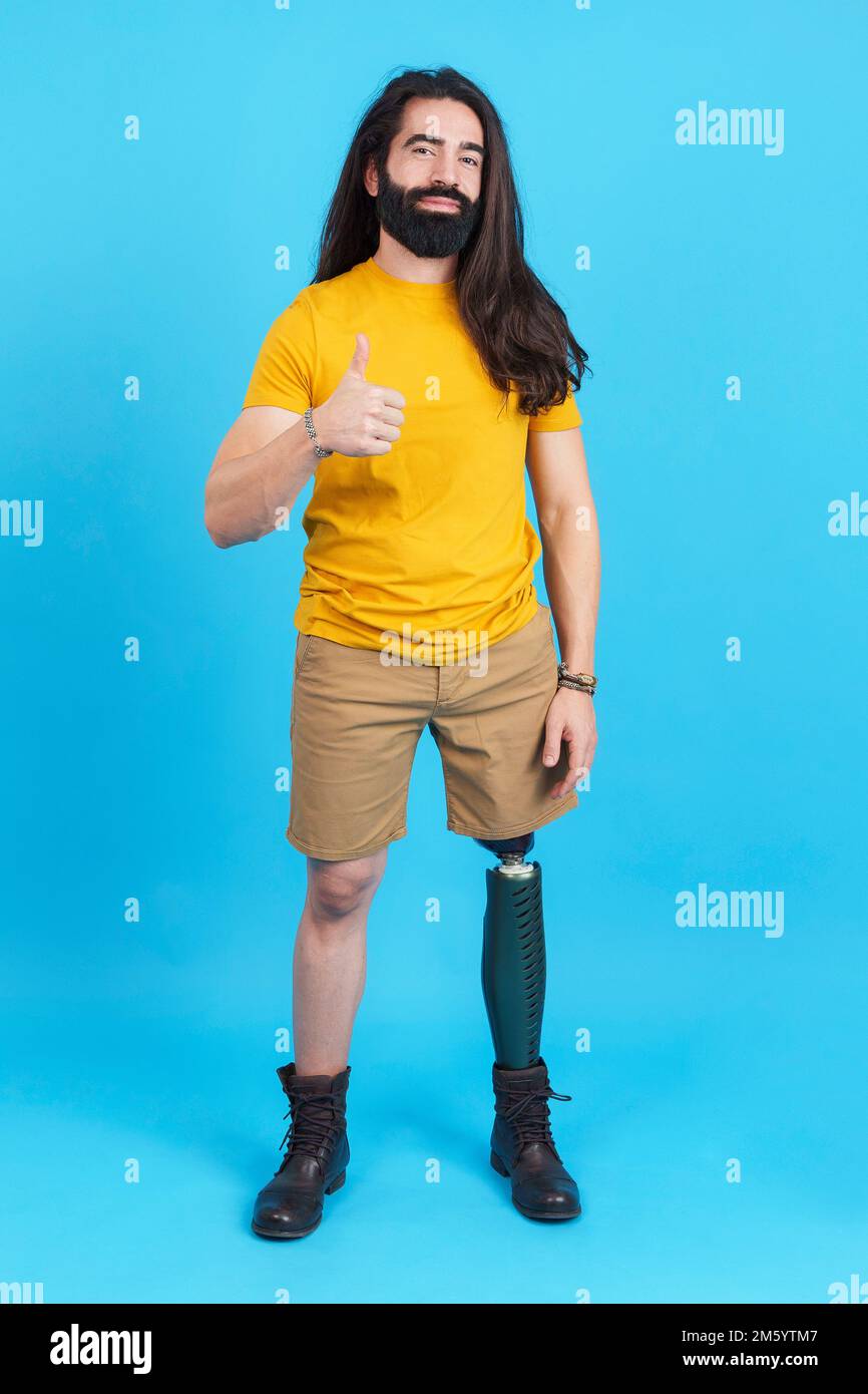 Mann mit Beinprothese mit Daumen-Gesten-Zulassung Stockfoto