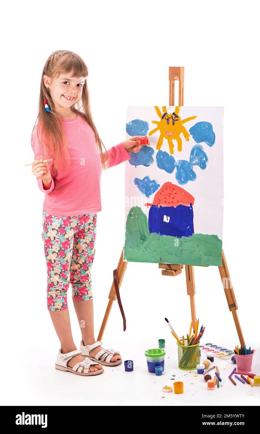 Das Kind zeichnet ein Haus. Kindergemälde. Das kleine Mädchen zeichnet die Sonne. Der Schuljunge macht seine Hausaufgaben in Kunst. Kunst und Handwerk für Kinder. Malen Stockfoto