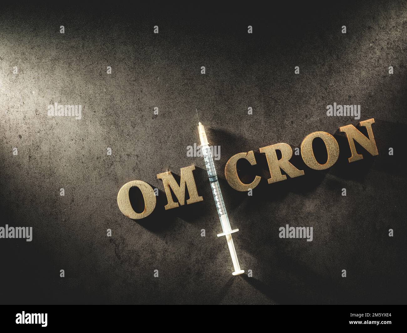 Kombination aus omicron-Wort und -Spritze Stockfoto