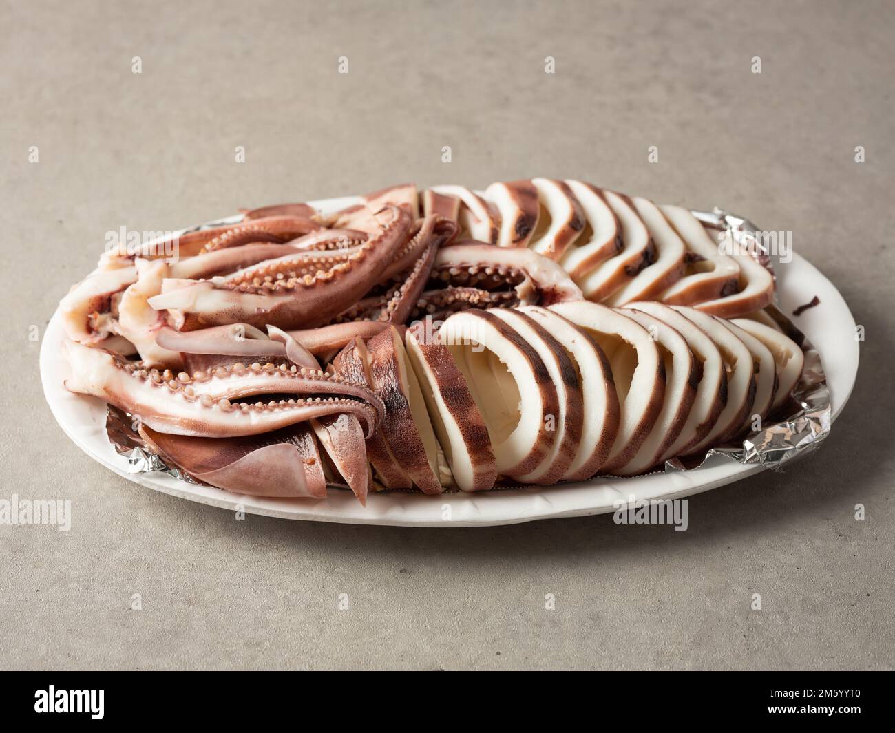 Gekochter Tintenfisch auf einem Teller Stockfoto