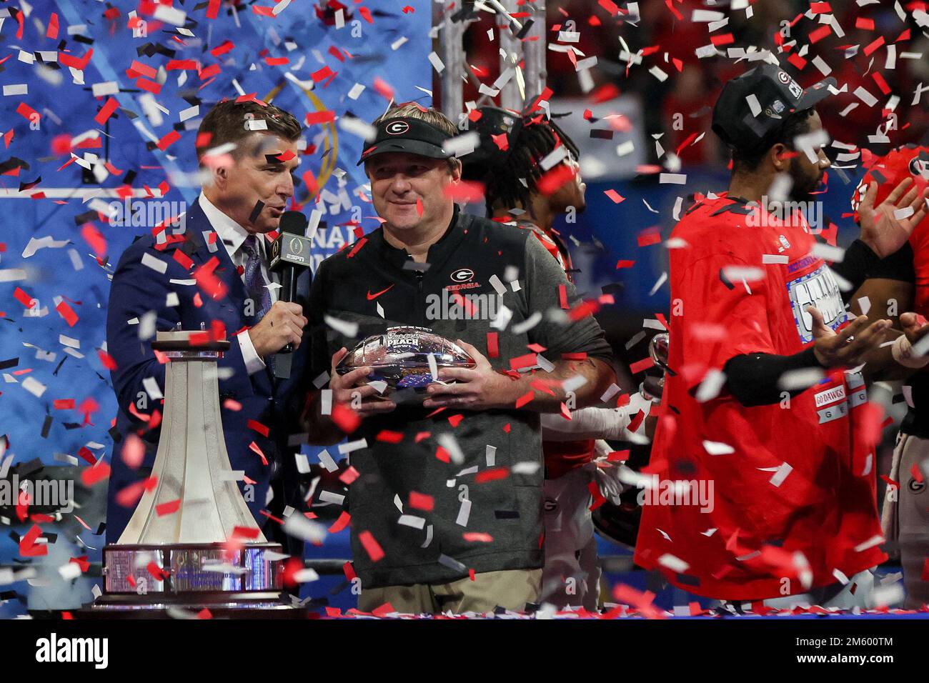 Atlanta, Georgia, USA. 1. Januar 2023. Georgia Bulldogs Cheftrainer Kirby Smart (rechts) wird von ESPN's Reece Davis (links) interviewt, nachdem er den Chick-fil-A Peach Bowl im Mercedes Benz Stadium, Atlanta, Georgia, gewonnen hat. (Kreditbild: © Scott Stuart/ZUMA Press Wire) Kredit: ZUMA Press, Inc./Alamy Live News Stockfoto