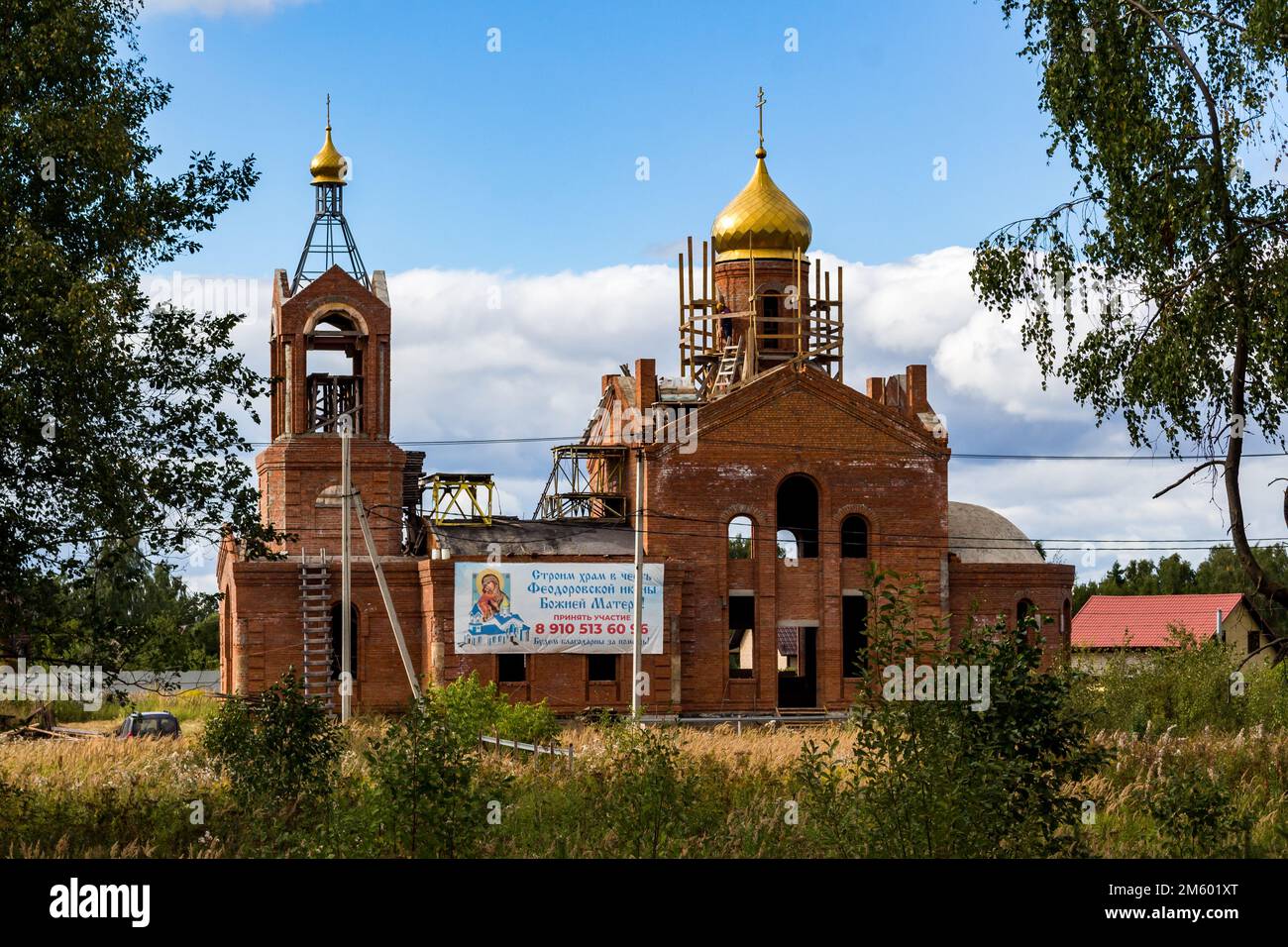 Orthodoxe Kirche im Bau zu Ehren der Fedorov-Ikone der Mutter Gottes im Dorf Kollontai, Kaluga-Region, Russland - September 20 Stockfoto