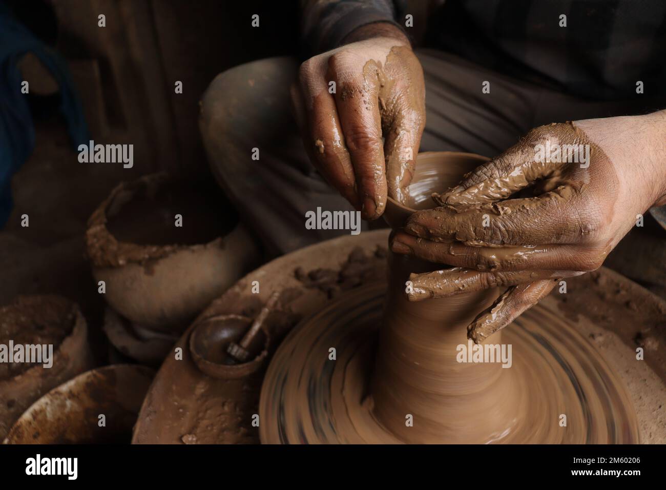 Kashmiri Potter stellt Erdlaternen her, die während diwali in den Außenbezirken von Srinagar, Kaschmir, verwendet wurden Stockfoto